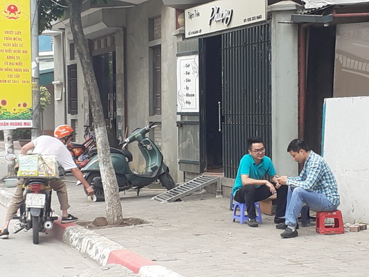 Quán nước chè vẫn âm thầm hoạt động, khách vẫn vô từ vào và quên khẩu trang.
